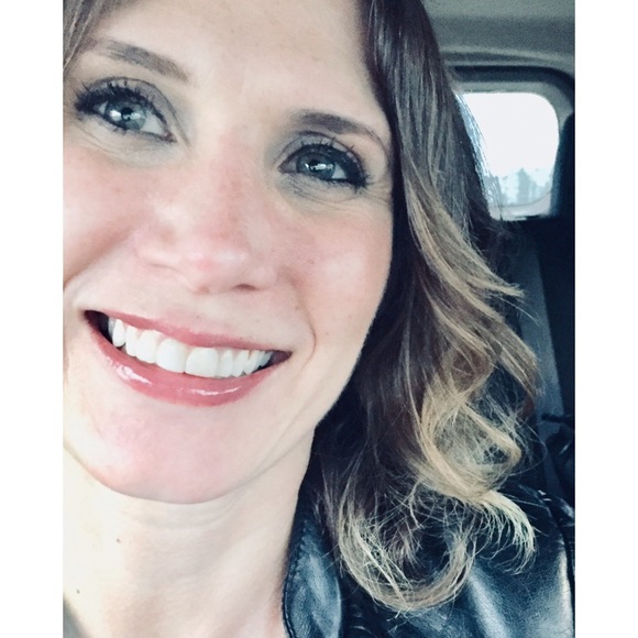 Meet your Posher, Leslie Hope - Picture 1 of 2